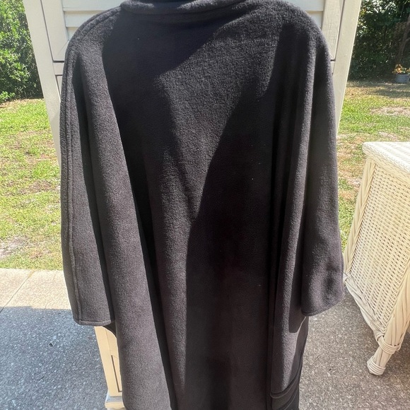 East 5th Black Velvet Cape – Elegant Formal Wrap with Hook Closure - Picture 4 of 4